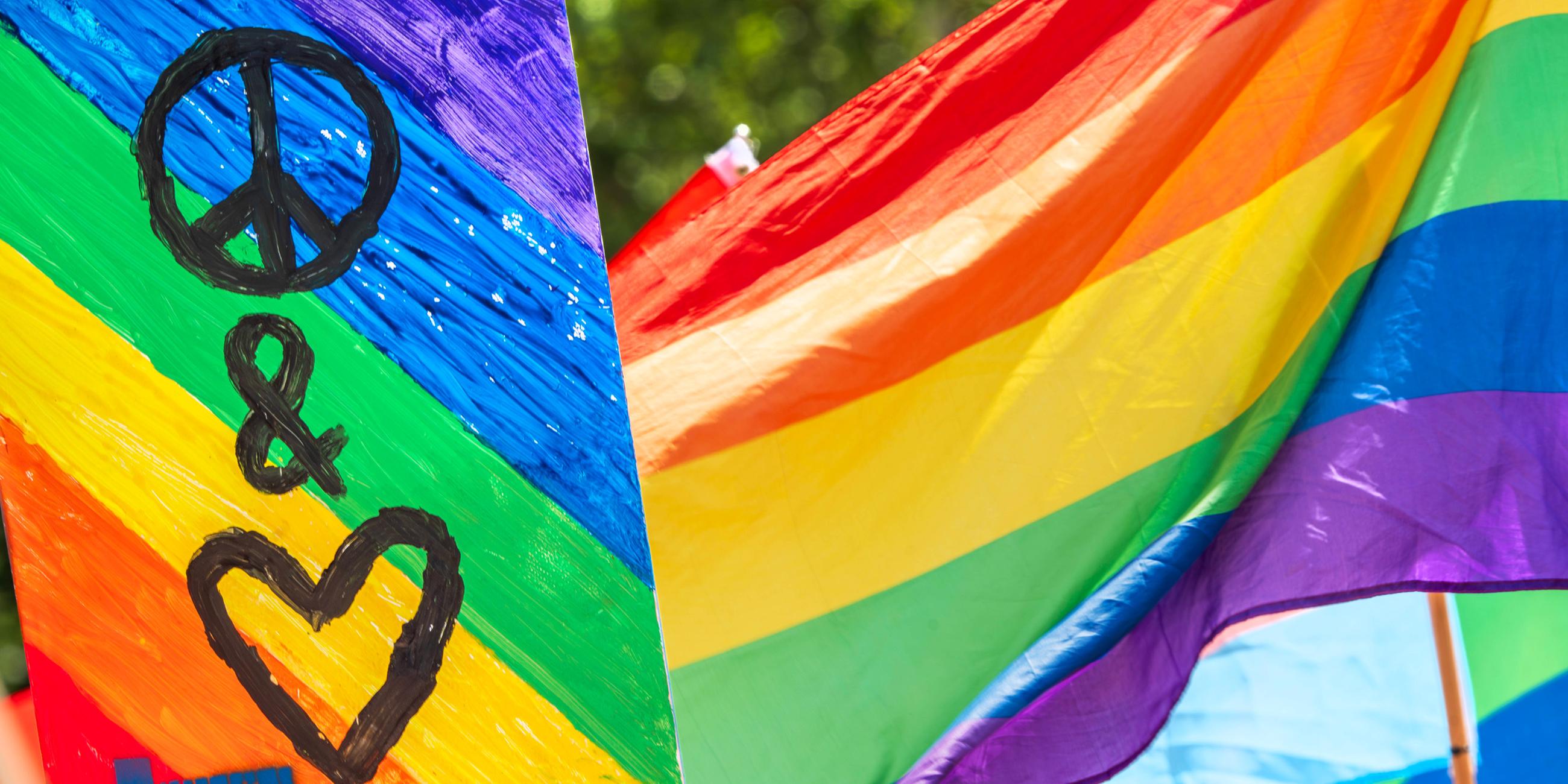 Regenbogenfahnen auf einer Christopher Streetday Parade. 