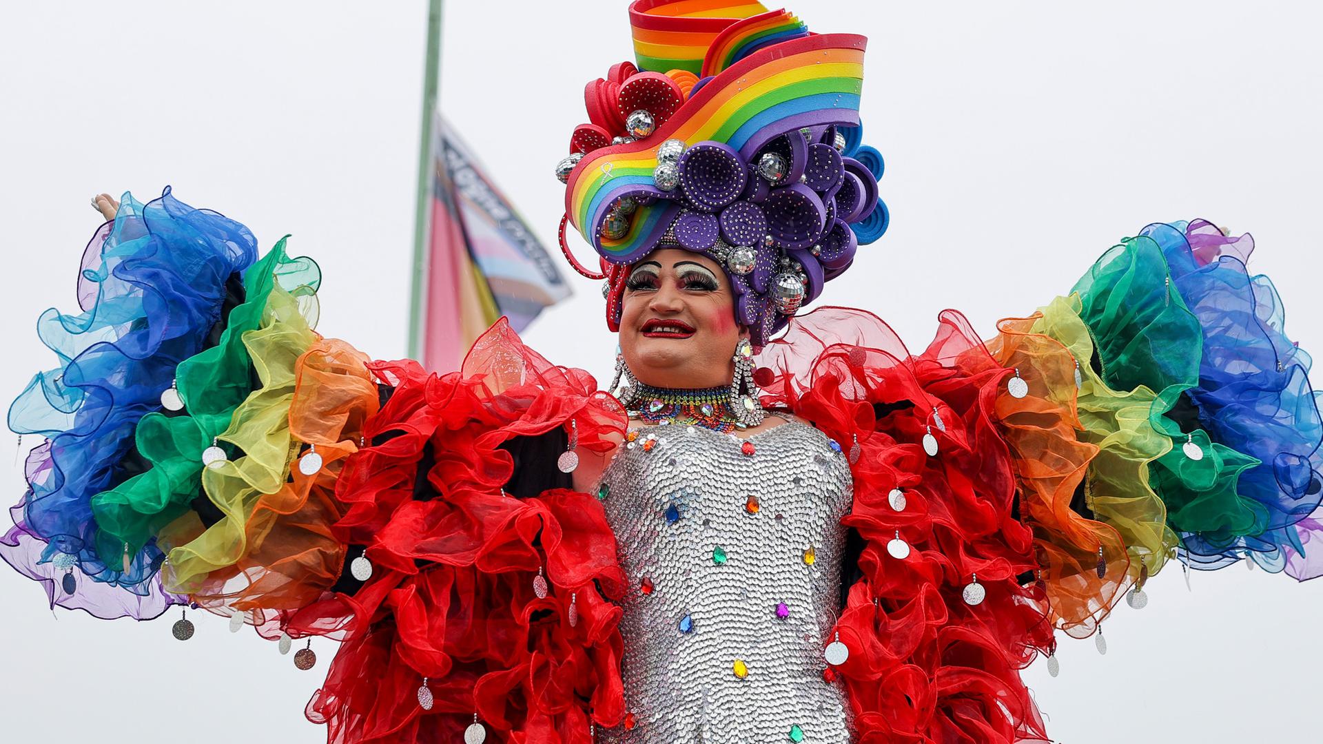 Ein Teilnehmer des Christopher Street Days in Köln am 06.07.2025.