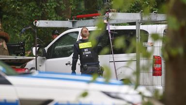 Das Tatfahrzeug wird in Berlin abtransportiert.