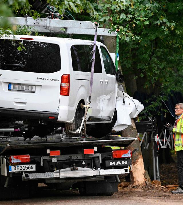 Die Polizei lässt den Transporter im Berliner Tiergarten auf einen Abschleppwagen laden.