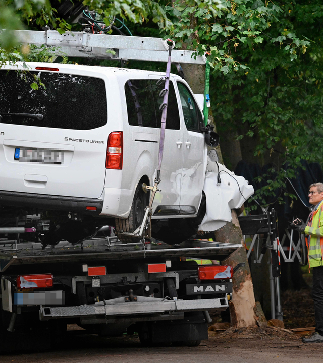 Die Polizei lässt den Transporter im Berliner Tiergarten auf einen Abschleppwagen laden.
