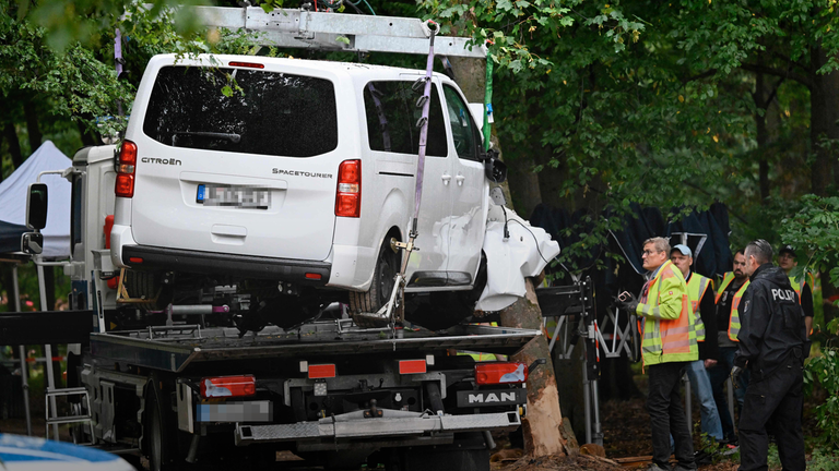 Die Polizei lässt den Transporter im Berliner Tiergarten auf einen Abschleppwagen laden.
