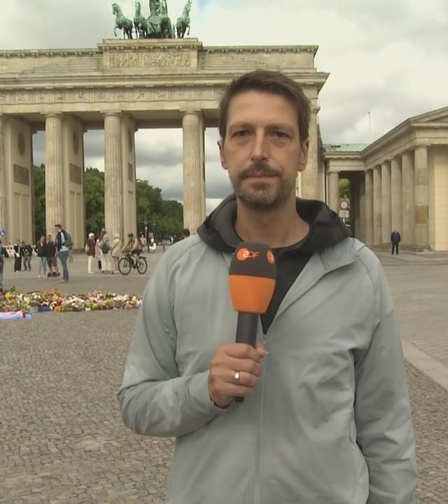 Das Bild zeigt ein Schaltgespräch aus dem "Volle Kanne"-Studio nach Berlin zum Brandenburger Tor.