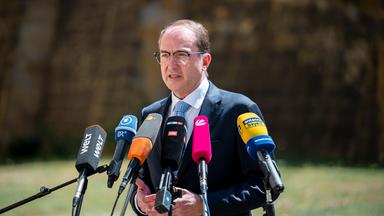 Bundesinnenminister Dobrindt gibt ein Pressestatement zum Anschlag auf den CSD in Berlin.