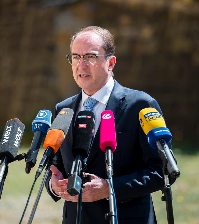 Bundesinnenminister Dobrindt gibt ein Pressestatement zum Anschlag auf den CSD in Berlin.