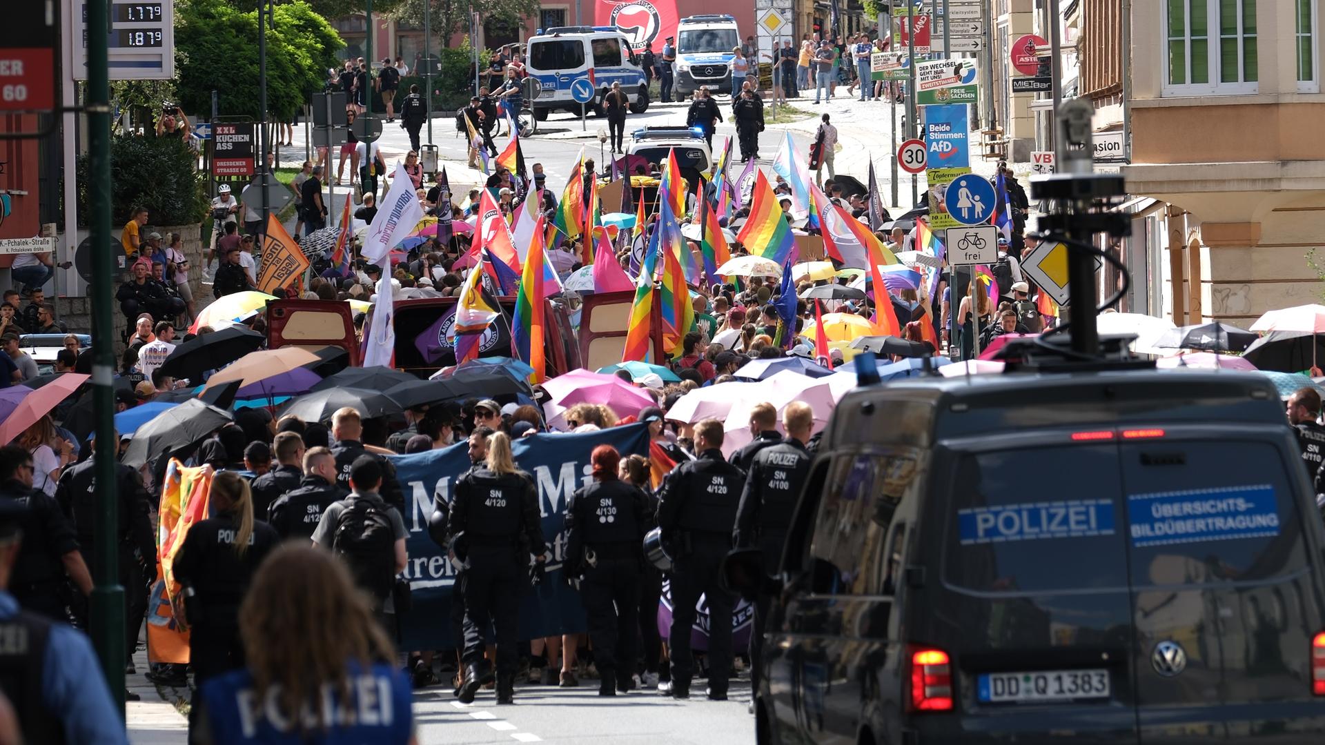 10.08.2024, Sachsen, Bautzen: Teilnehmer einer Demonstration zum Christopher-Street-Day (CSD) werden von Polizisten durch die Stadt begleitet. In Bautzen findet ein Umzug zum Christopher-Street-Day (CSD) statt, die Abschlussparty nach dem Umzug wurde von den Organisatoren wegen möglicher Bedrohung durch Rechtsextreme abgesagt.