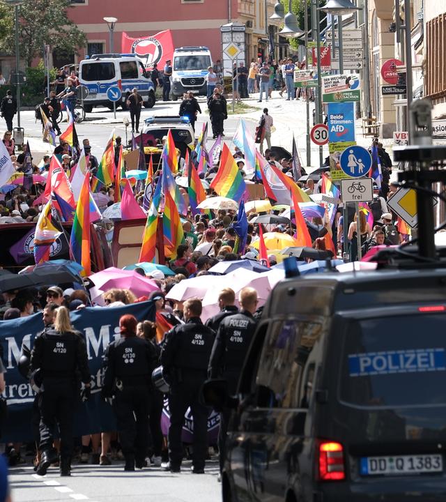 10.08.2024, Sachsen, Bautzen: Teilnehmer einer Demonstration zum Christopher-Street-Day (CSD) werden von Polizisten durch die Stadt begleitet. In Bautzen findet ein Umzug zum Christopher-Street-Day (CSD) statt, die Abschlussparty nach dem Umzug wurde von den Organisatoren wegen möglicher Bedrohung durch Rechtsextreme abgesagt.