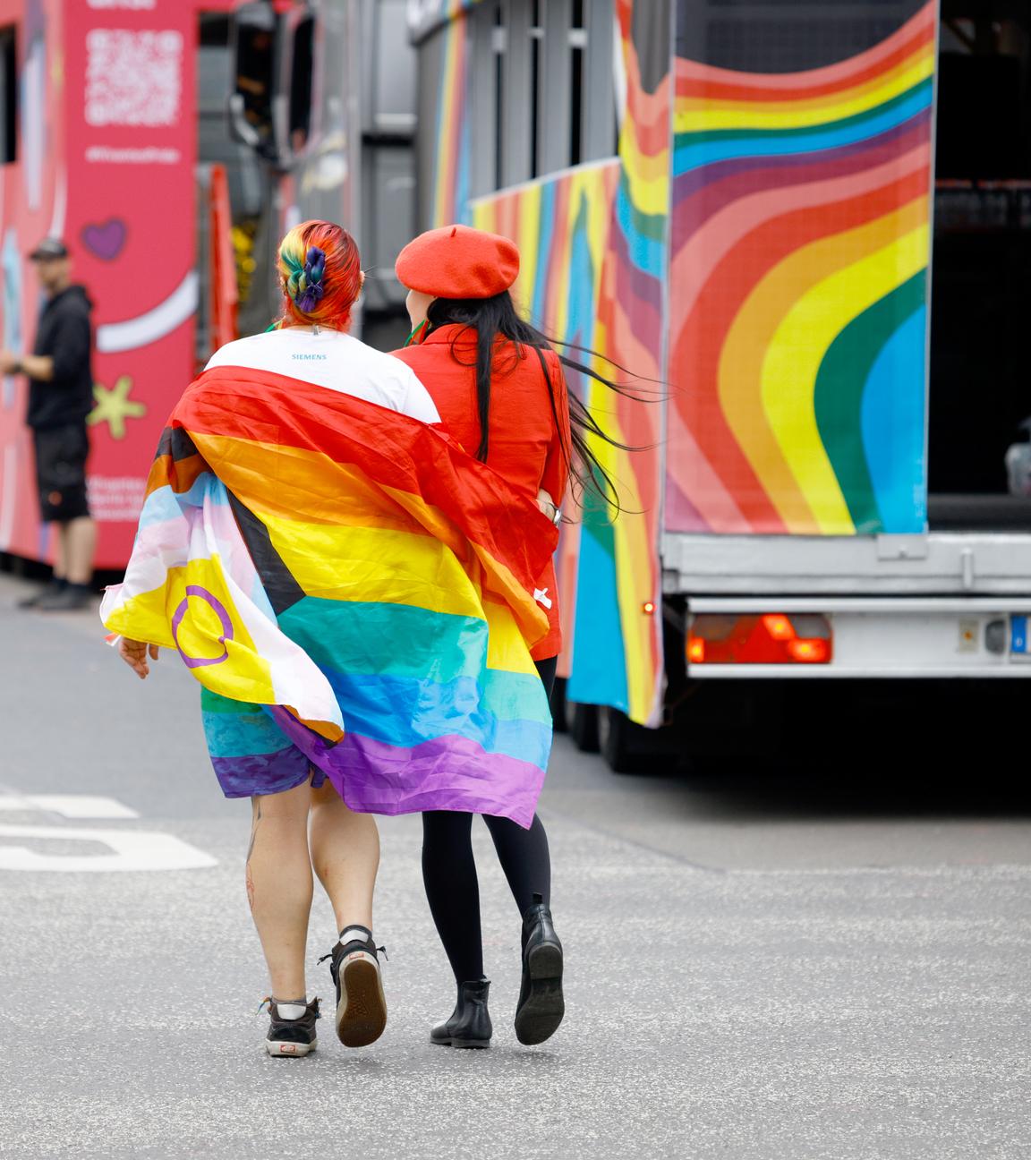 26.07.2025, Berlin: Teilnehmer der 47. Berlin Pride, der Demonstration zum Christopher Street Day (CSD), versammeln sich vor Beginn der Parade. 