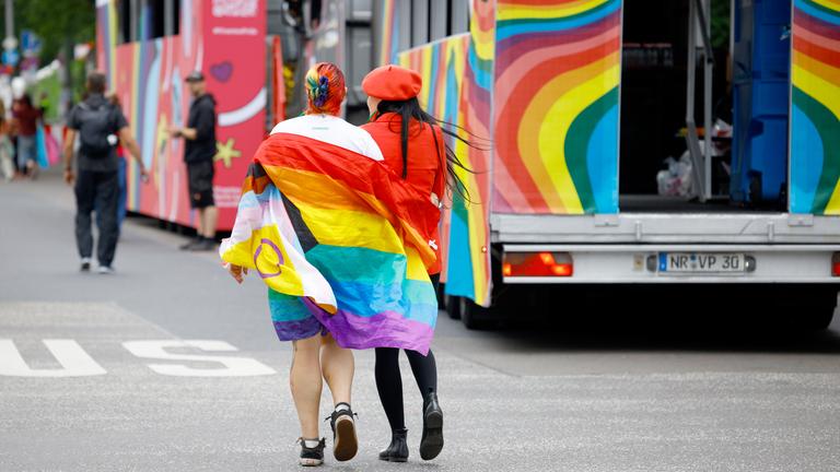26.07.2025, Berlin: Teilnehmer der 47. Berlin Pride, der Demonstration zum Christopher Street Day (CSD), versammeln sich vor Beginn der Parade. 