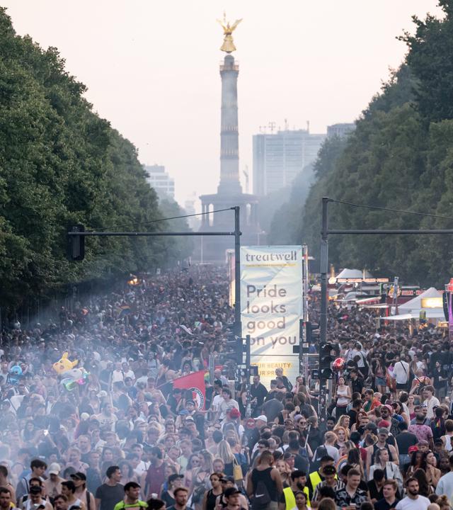 Berlin: Menschen feiern nach der Parade zum Christopher Street Day (CSD) unter dem Motto «Haltung ist hot» auf der Straße des 17. Juni. 