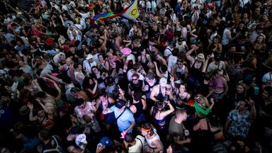 CSD in Berlin: Auto fährt in Menge - Toter und Verletzte