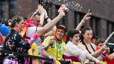 Menschen auf einem der Wagen bei dem 46. Berlin Pride Umzug zum Christopher Street Day (CSD).