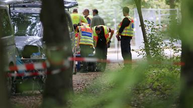 Polizei und Spurensicherung sind am naechsten Tag rund um den Tatort vor Ort
