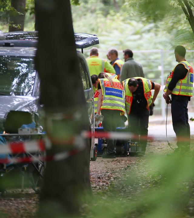 Polizei und Spurensicherung sind am naechsten Tag rund um den Tatort vor Ort