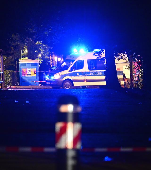 Ein Einsatzfahrzeug der Polizei steht im Großen Tiergarten dem Abbruch des Christopher Street Day (CSD).