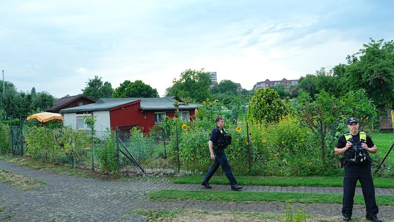 Polizisten sind in einer Kleingartenkolonie in Berlin-Spandau im Einsatz.