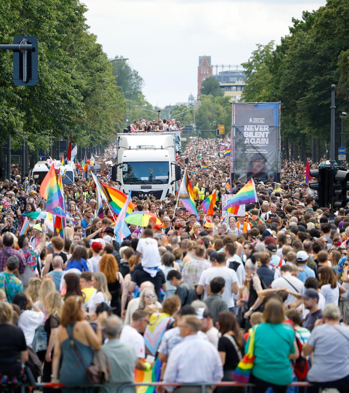 Berlin: Die 47. Berlin Pride, die Demonstration zum Christopher Street Day (CSD), zieht durch die Stadt und kommt am Großen Stern an. Unter dem Motto "Nie wieder still" ziehen 80 Trucks mit 100 unterschiedlichen Gruppen durch die Stadt, um für Vielfalt, Menschenrechte und den Schutz von Minderheiten zu demonstrieren. Der CSD in Berlin gilt als eine der größten Veranstaltungen der LGBTQ-Community in Europa. 