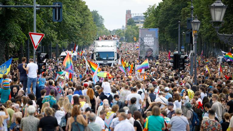 Berlin: Die 47. Berlin Pride, die Demonstration zum Christopher Street Day (CSD), zieht durch die Stadt und kommt am Großen Stern an. Unter dem Motto "Nie wieder still" ziehen 80 Trucks mit 100 unterschiedlichen Gruppen durch die Stadt, um für Vielfalt, Menschenrechte und den Schutz von Minderheiten zu demonstrieren. Der CSD in Berlin gilt als eine der größten Veranstaltungen der LGBTQ-Community in Europa. 