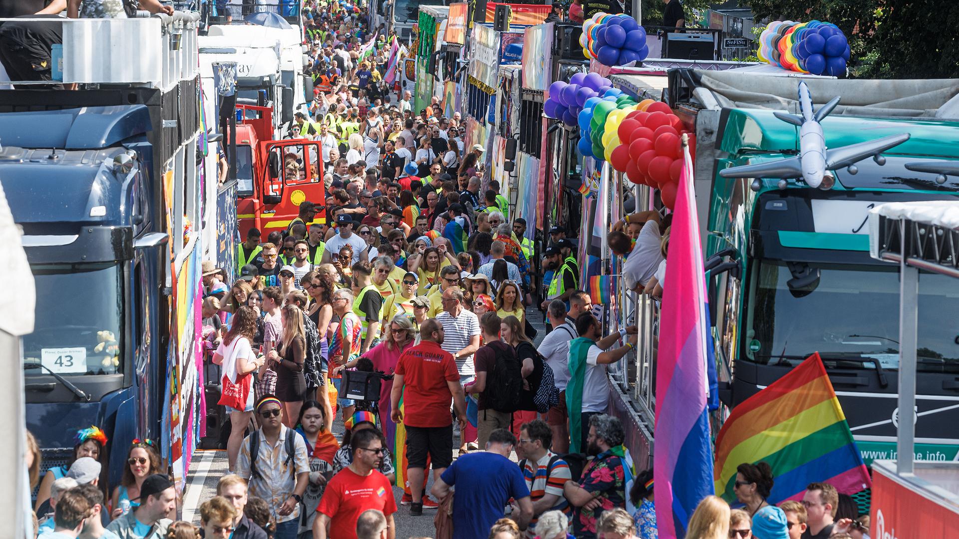 Trucks und Teinehmer warten auf den Beginn des Christopher Street Day