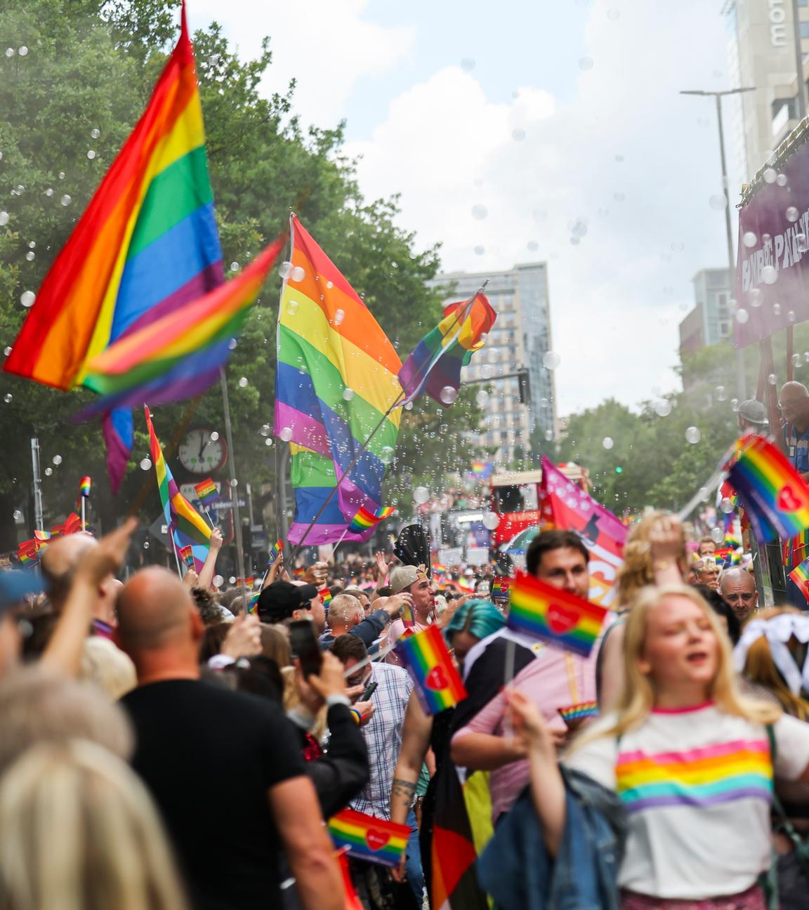 Die Parade zum Christopher Street Day (CSD) zieht über den Steindamm in die Hamburger Innenstadt.