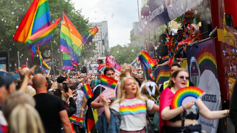 Die Parade zum Christopher Street Day (CSD) zieht über den Steindamm in die Hamburger Innenstadt.