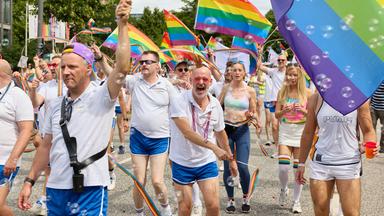 Teilnehmer tanzen während der Hamburg Pride 2026, der Parade zum Christopher Street Day (CSD), auf dem Steindamm.
