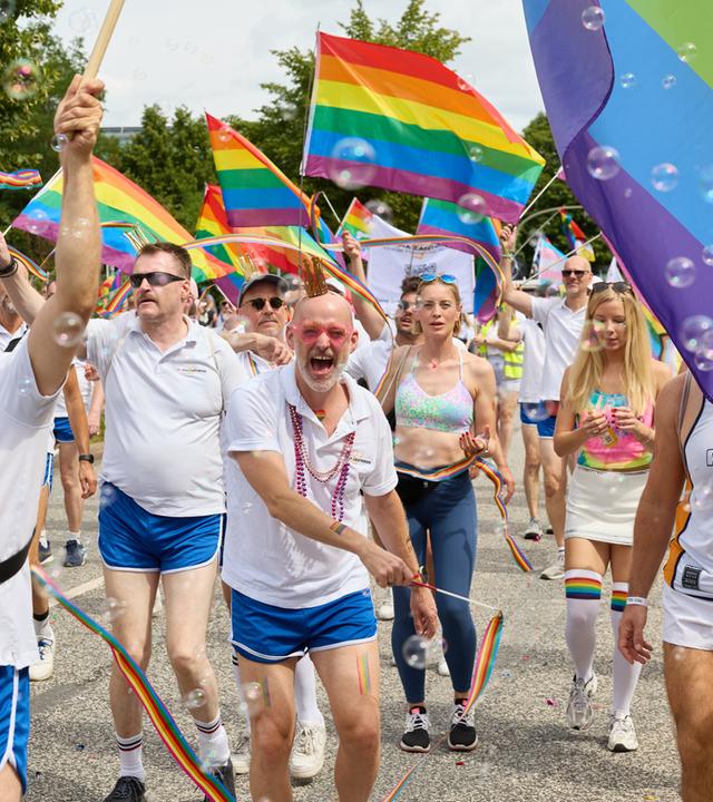 Teilnehmer tanzen während der Hamburg Pride 2026, der Parade zum Christopher Street Day (CSD), auf dem Steindamm.