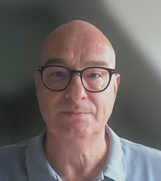 Dirk Peglow vom Bund Deutscher Kriminalbeamter. Er trägt eine schwarze Brille und ein blaues Hemd.