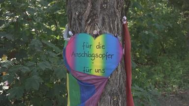 Eine Erinnerung an den Anschlag auf den CSD in Berlin, ein Herz in Regenbogenfarben beschrieben mit "für die Anschlagsopfer - für uns".