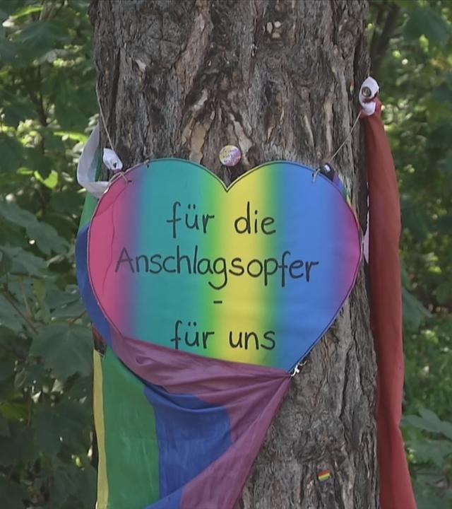 Eine Erinnerung an den Anschlag auf den CSD in Berlin, ein Herz in Regenbogenfarben beschrieben mit "für die Anschlagsopfer - für uns".