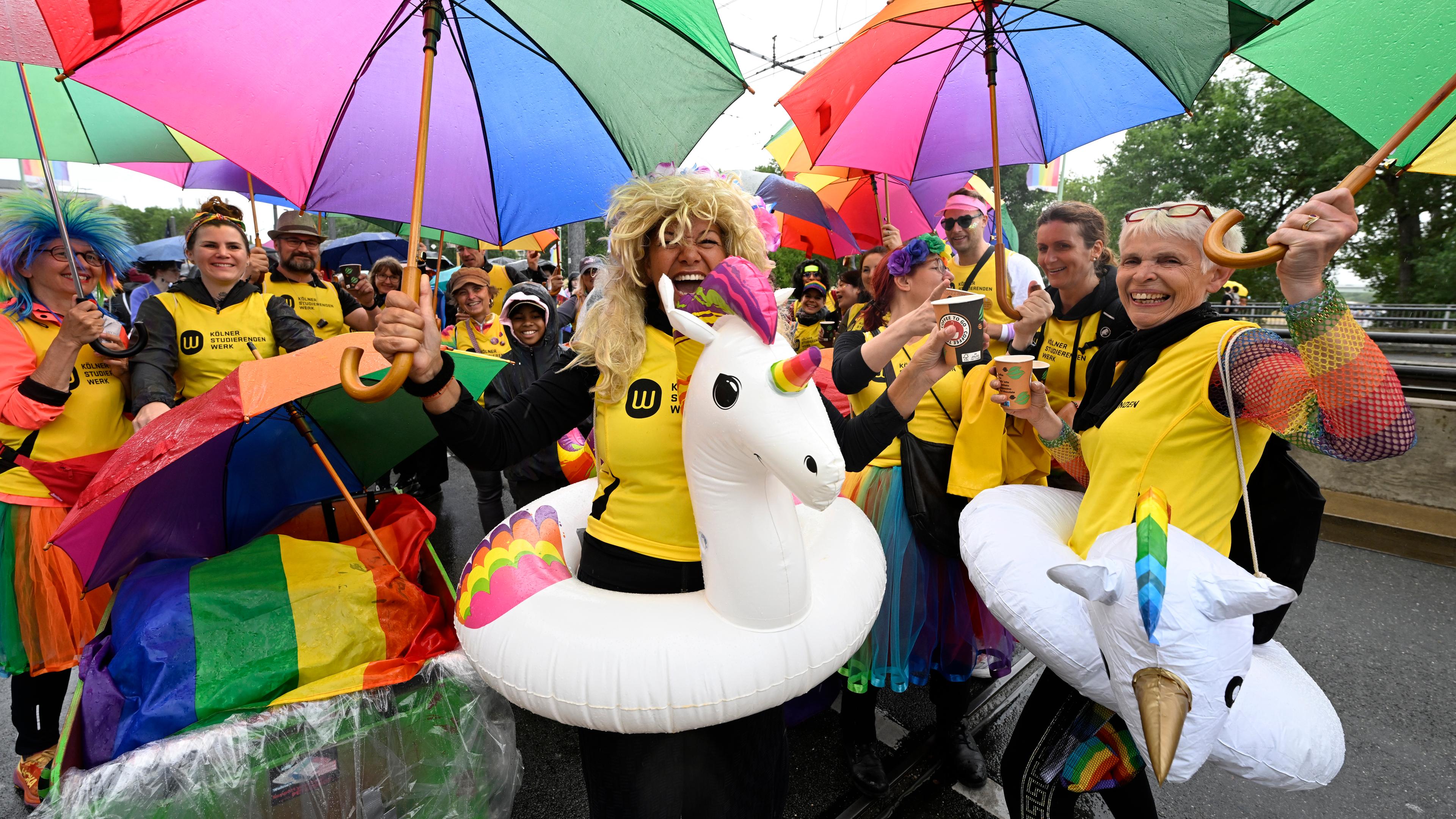 Köln: Teilnehmer des Christopher-Street-Day (CSD) Umzugs mit bunten Outfits zelebrieren ihren Protest in den Straßen der Stadt. Die Demonstranten treten für bessere Rechte der LGBTQ-Community ein.