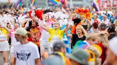 Teilnehmer der Parade zum Christopher Street Day ziehen über die Deutzer Brücke.