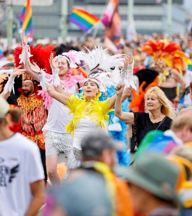 Teilnehmer der Parade zum Christopher Street Day ziehen über die Deutzer Brücke.