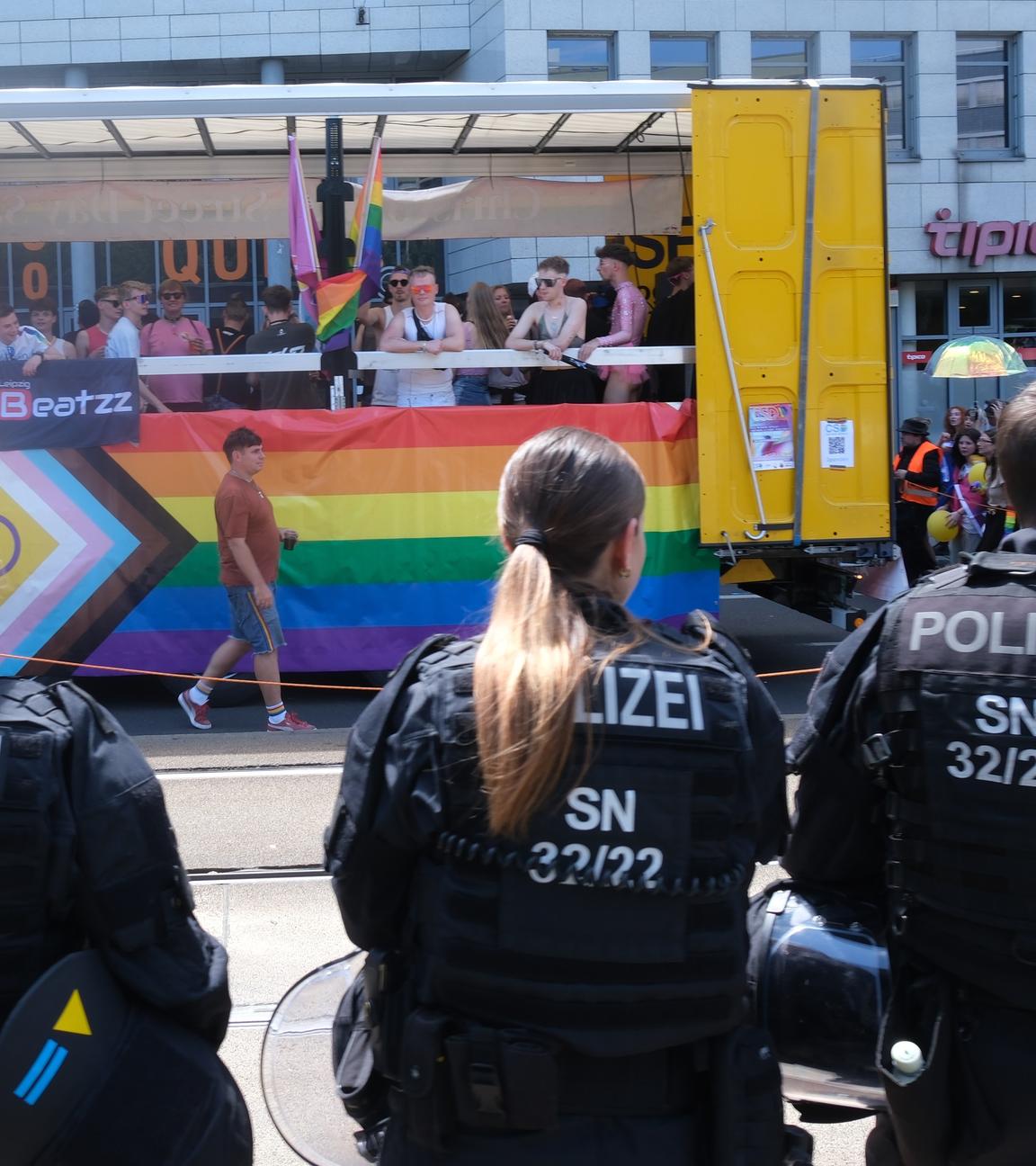 Polizisten sichern den Umzug zum Christopher Street Day (CSD) in Leipzig.