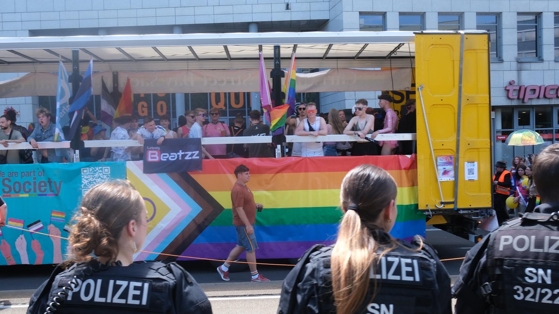 Polizisten sichern den Umzug zum Christopher Street Day (CSD) in Leipzig.