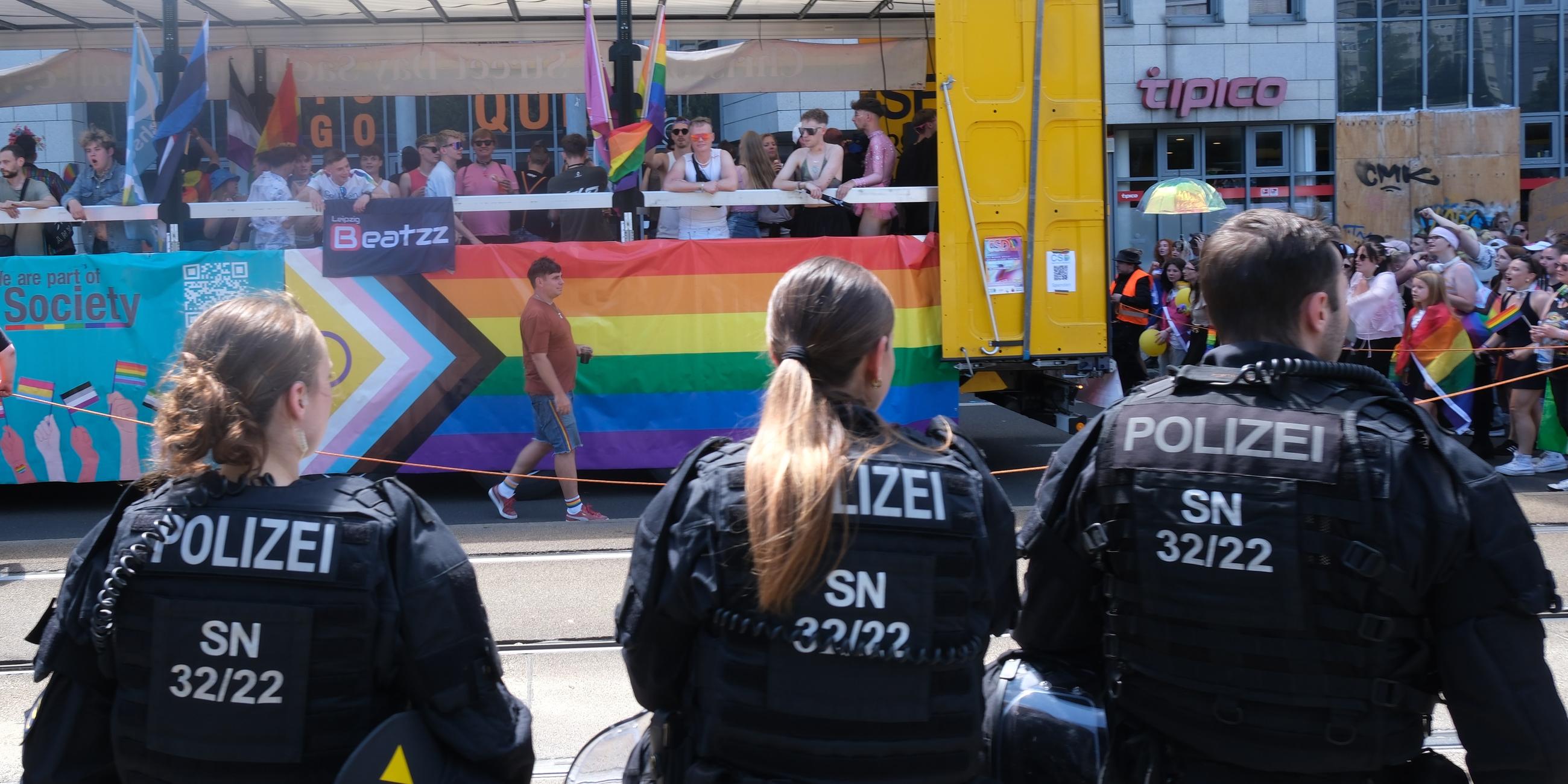 Polizisten sichern den Umzug zum Christopher Street Day (CSD) in Leipzig.