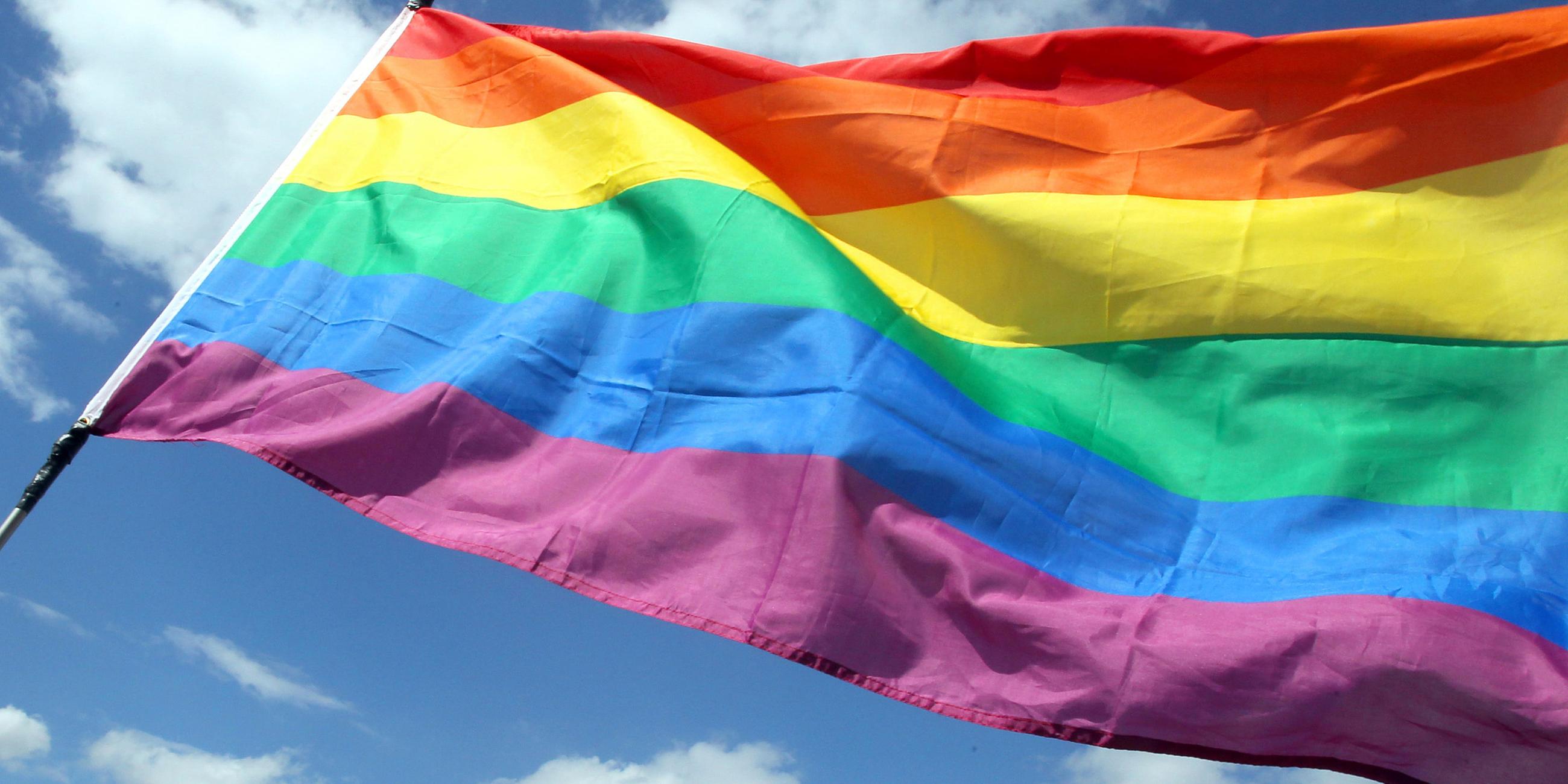 Wehende Regenbogenfahne