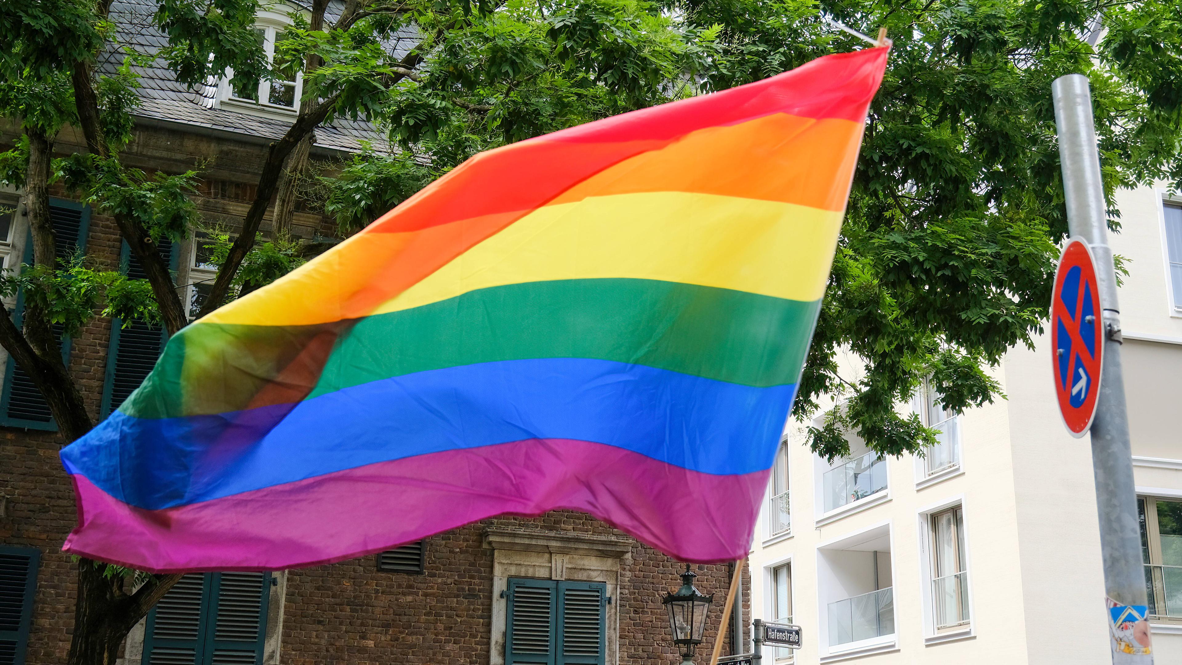 Eine Regenbogenfahne, fotografiert auf einer CSD-Demo 2022 in Düsseldorf.