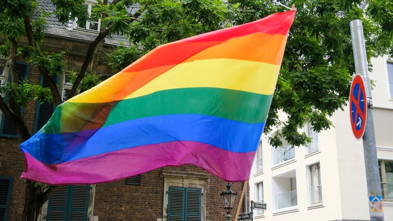 Eine Regenbogenfahne, fotografiert auf einer CSD-Demo 2022 in Düsseldorf.