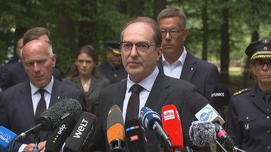 Bundesinnenminister Dobrindt an den Mikrofonen.
