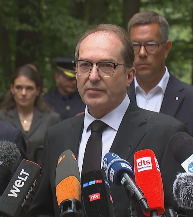 Bundesinnenminister Dobrindt an den Mikrofonen.