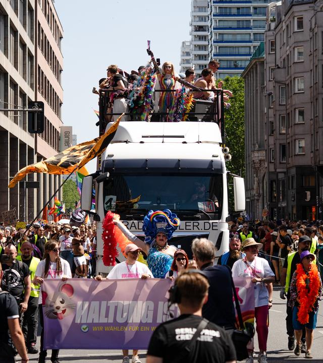 Teilnehmer marschieren bei der jährlichen LGBTQ+-Pride-Parade zum Christopher Street Day in Berlin.