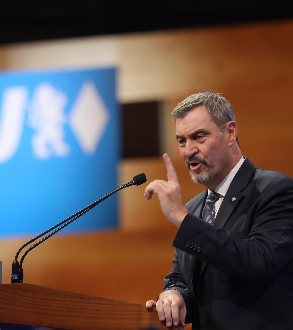 Markus Söder, CSU-Vorsitzender und bayerischer Ministerpräsident, spricht beim Parteitag in der Messehalle.