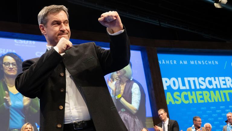 Markus Söder, Parteivorsitzender der CSU, Ministerpräsident von Bayern, gestikuliert auf der Veranstaltung der CSU zum politischen Aschermittwoch.