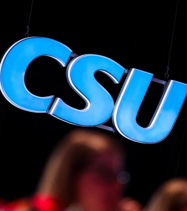 Auf dem CSU-Parteitag 2025 in der Messe München ist das Logo der CSU zu sehen.
