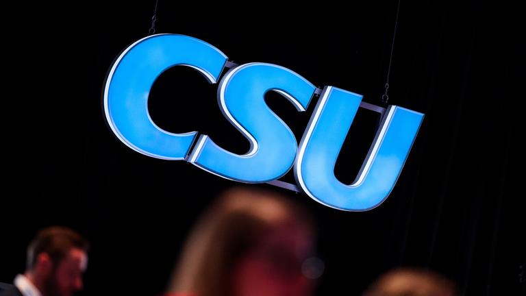 Auf dem CSU-Parteitag 2025 in der Messe München ist das Logo der CSU zu sehen.