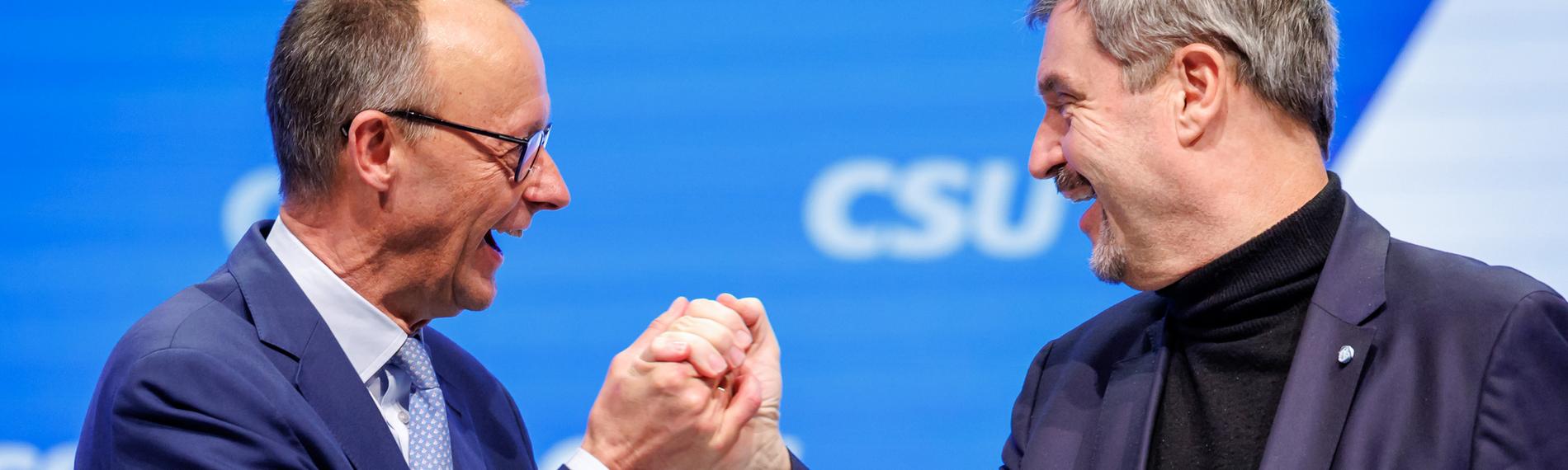 Bayern, Nürnberg: Markus Söder (r, CSU), Ministerpräsident von Bayern, und Friedrich Merz, Kanzlerkandidat und Vorsitzender der CDU, stehen beim kleinen CSU-Parteitag auf der Bühne.