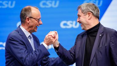 Bayern, Nürnberg: Markus Söder (r, CSU), Ministerpräsident von Bayern, und Friedrich Merz, Kanzlerkandidat und Vorsitzender der CDU, stehen beim kleinen CSU-Parteitag auf der Bühne.
