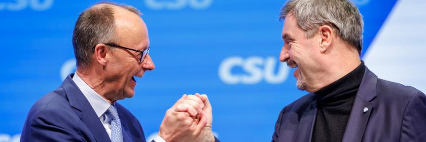 Bayern, Nürnberg: Markus Söder (r, CSU), Ministerpräsident von Bayern, und Friedrich Merz, Kanzlerkandidat und Vorsitzender der CDU, stehen beim kleinen CSU-Parteitag auf der Bühne.