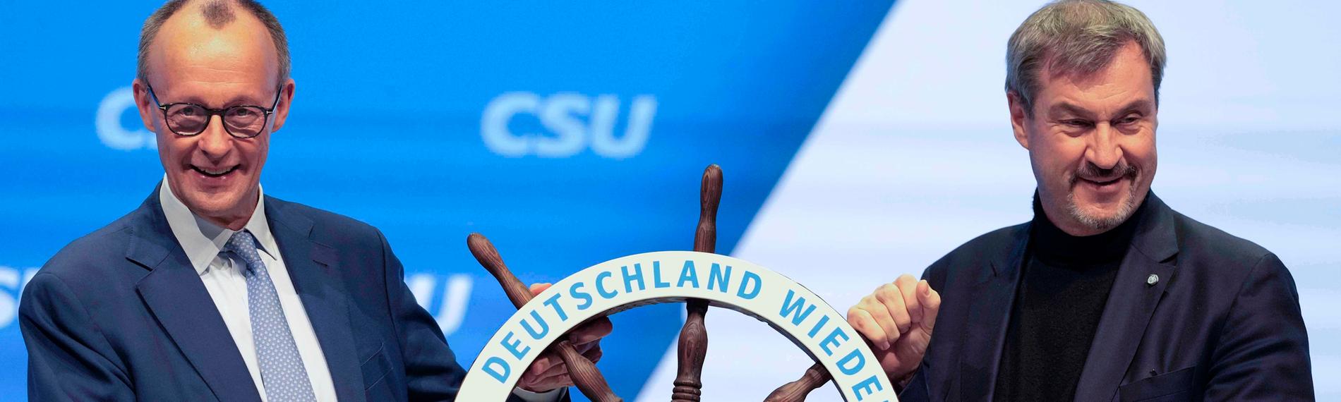 Bayern, Nürnberg: Markus Söder (r, CSU), Ministerpräsident von Bayern, und Friedrich Merz, Kanzlerkandidat und Vorsitzender der CDU, stehen beim kleinen CSU-Parteitag auf der Bühne.